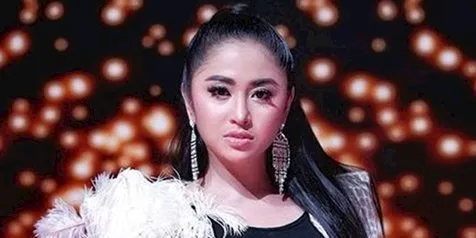Bergetar, Dewi Perssik Goyang Kuch Kuch Hota Hai Diiringi Ustadz Shabir