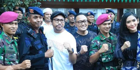 Beri Apresiasi Pada TNI-POLRI, Sejumlah Artis Bagikan Sajian Berbuka di Depan MK