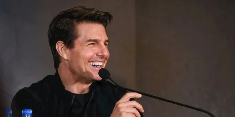 Biasa Gagah, Tom Cruise Mendadak Imut Dengan Finger Heart Ala K-Pop