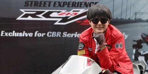 Biasa Tunggangi Motor Trail, Poppy Sovia Penasaran Geber Motor Ini