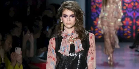 Bikin Pangling! Kaia Gerber Nyaris Tak Bisa Dikenali di Milan Fashion Week