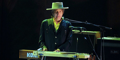 Bob Dylan Terima Langsung Nobel Dari Swedish Academy