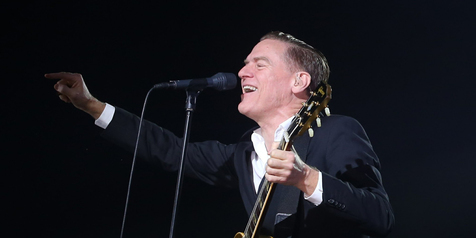 Bryan Adams Ajak Ribuan Penonton Joget Sepanjang Konser