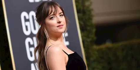 Bukan Chris Martin, Dakota Johnson Tertangkap Cium Pria Lain