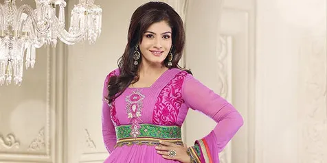 Cantik! Raveena Tandon Pose Bareng Sang Putri di Hari Pernikahan