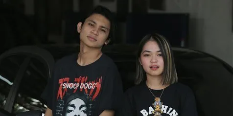 Cara Berbeda Regina dan Rheno Poetiray Rawat Sepatu Sneakers