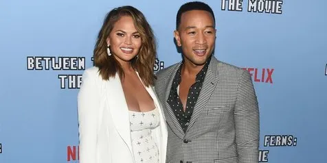 Chrissy Teigen Umumkan Kehamilan Ketiga, John Legend Akui Kebobolan