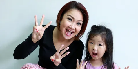 Cici Panda Terharu Dapat Hadiah Ultah Dari Putri Mungil-nya