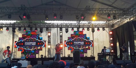 Club Eighties Ajak Goyang Penonton Synchronize Fest 2017