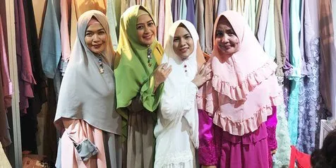 Coba Pakai Hijab Syari, Evelyn Nada Anjani Terlihat Cantik dan Anggun!