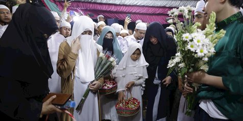 Curhatan Pilu Istri Ketiga Saat Sambangi Makam Ustaz Arifin Ilham Kapanlagi Com