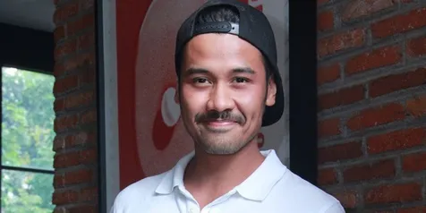 Dampingi 'Kartini', Chicco Jericho Belajar Naik Sepeda Ontel
