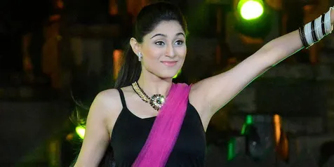 Dandan Gotik dan Pamer Perut, Soumya Seth Tampil 'Mistis'