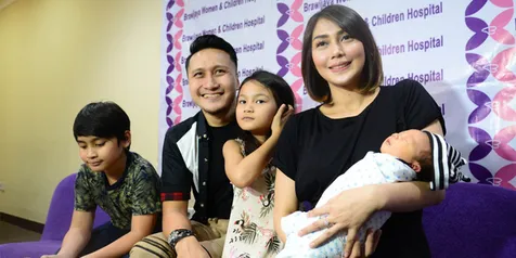 Dapat Godaan Fenita Arie Kukuh Lahirkan Anak Ke 3 Secara Normal Kapanlagi Com