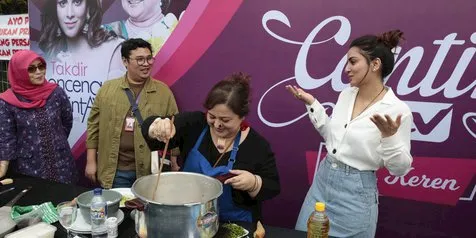 Datang ke Indonesia, Shradda Arya & Supriya Shukla Kaget Disambut Penggemar