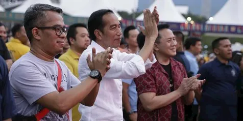 Datang ke WTF 2018, Jokowi Belanja dan Nonton White Shoes & The Couples Company