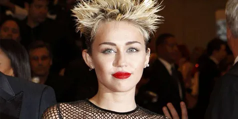 Demi Proyek Amal, Miley Cyrus Berpose Vulgar