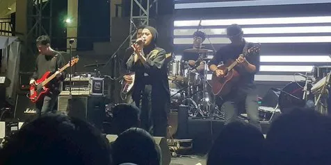 Dengarkan Dia Tampil di Meranoia Festival, Hadirnya Sekala Bikin Penonton Salah Fokus