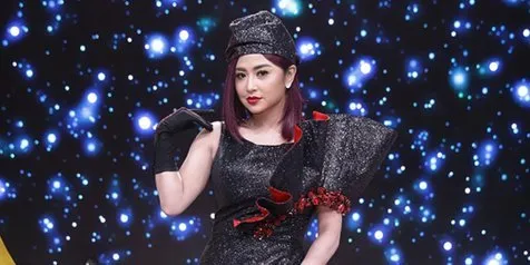 Dewi Perssik Sambangi Ibunda Mendiang Nike Ardilla, Sofa yang Diduduki Jadi Sorotan