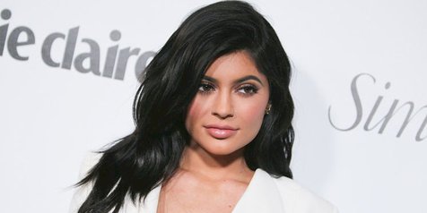 Di Tengah Hebohnya Rumor Kehamilan Kylie Jenner Potong  