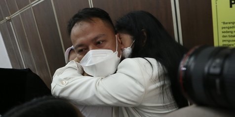 Divonis Bersalah Empat Bulan Penjara, Vicky Prasetyo Menangis Peluk Kalina di Ruang Persidangan