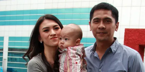 Donita dan Adi Nugroho Sering Bawa Sang Buah Hati Kerja