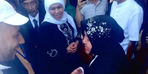Duet Khofifah dan Risma Sambut Maher Zain