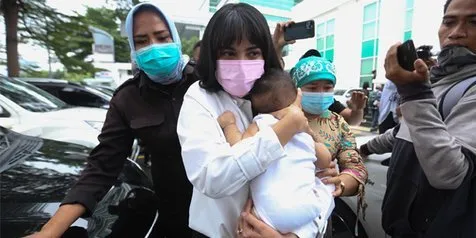 Dulu Berseteru, Postingan Ayah Vanessa Angel ke Putrinya Bikin Netizen Terharu