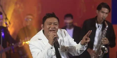Dulu Sering Pegang Bibit Pohon, Sekarang Denny Caknan Mampu Pegang Piala Penghargaan