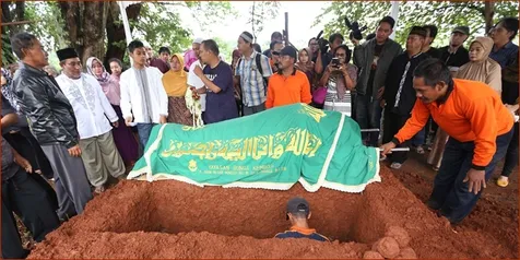 Edwin Manangsang Ikuti Pemakaman Yanni Libels Lewat Video Call
