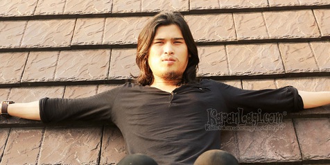 Enggan Bertato Virzha Idol Lebih Pilih Syal Blazer 