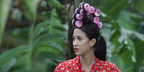 Fanny Fabriana Tampil Unik Dengan Roll Rambut Bertumpuk 