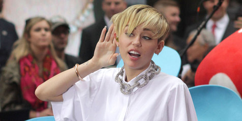 Fans Ini Rela Tanpa Busana Demi Kencan Bareng Miley Cyrus 