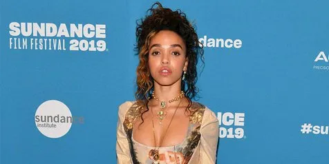 FKA Twigs Tertangkap Gandeng & Bersandar Manja di Bahu Shia LaBeouf