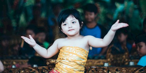  FOTO  Baby Arsy dan Arsya Pakai  Baju  Adat  Bali  Cute 
