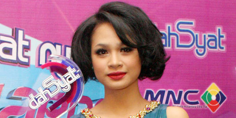 [Foto] Bibir Merah Terang, Andien Tampak Dewasa 