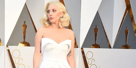FOTO: Cantik! Gadis Kecil Ini Tiru Gaya Lady Gaga di Oscar 2016
