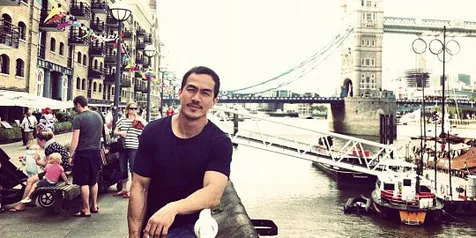 Joe Taslim berpose di lokasi syuting film FAST 6 (KapanLagi.com)