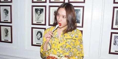 FOTO: Kehujanan Saat Jalan Masuk ke Bandara, Krystal F(x) Tetap Gorgeous