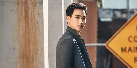 FOTO: Kim Soo Hyun Pakai Seragam Militer, Tetap Ganteng & Gagah
