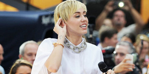 [Foto] Kunyah Celana Dalam Fans Lagi, Miley Cyrus Tak Kapok