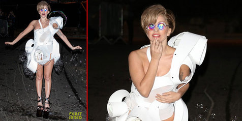 [Foto] Lady Gaga Pamer Kostum Transparan Dan Gelembung 