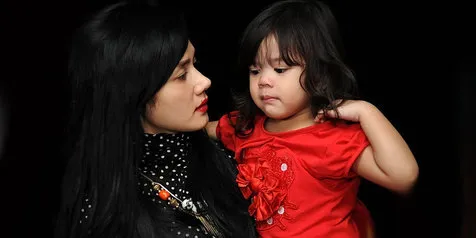 [Foto] Lucunya Safeea, Pakai Kostum Seperti Mulan Jameela 