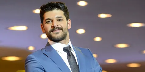 Foto Masa Kecil Emre Kivilcim Bareng Saudara Kembarnya, Unyu Abis