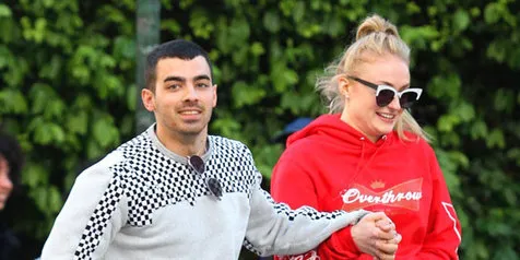 FOTO: Mesranya Joe Jonas & Sophie Turner Saat Liburan di Prancis