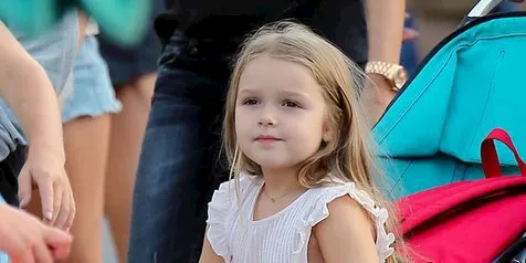 FOTO: Sarapan Bareng Keluarga, Harper Beckham Cantik 'Berdaster'