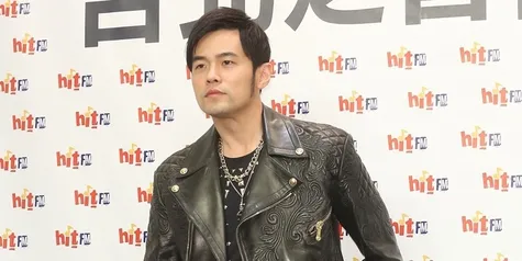 FOTO: Seperti Bukan Idol, OOTD Jay Chou Santai Pakai Sandal Jepit