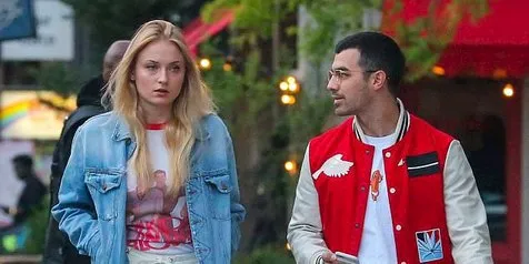 FOTO: Sudah Tunangan, Joe Jonas & Sophie Turner Gandengan Mesra