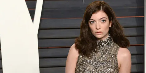 Foto: Tak Bergaya Tomboy, Lorde Tampil Cantik Dengan Floral Dress