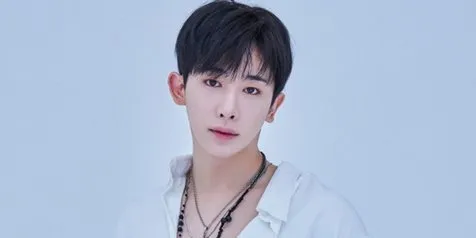 Gara-Gara Dipakai Wonho Eks Monsta X, Kemeja Bermotif Floral Ini Langsung Ludes Terjual!